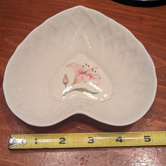 Belleek China Country Trellis heart shaped dish - Picture 5 of 6